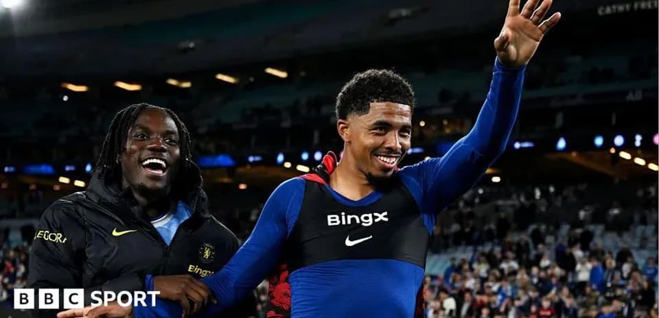 Dos jugadores celebrando después del partido