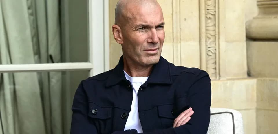 Hombre sentado con brazos cruzados en exterior