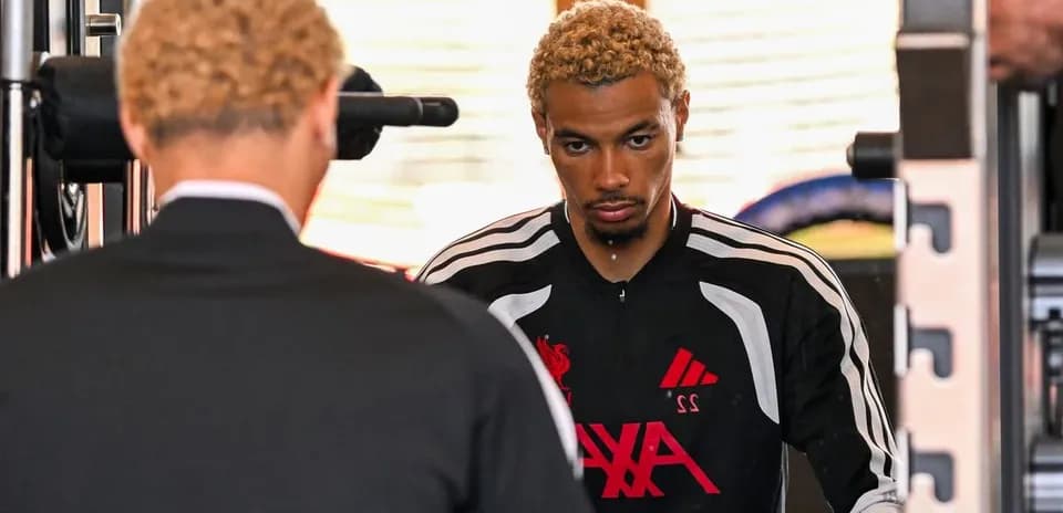 Jugador entrenando en gimnasio con equipo de Liverpool