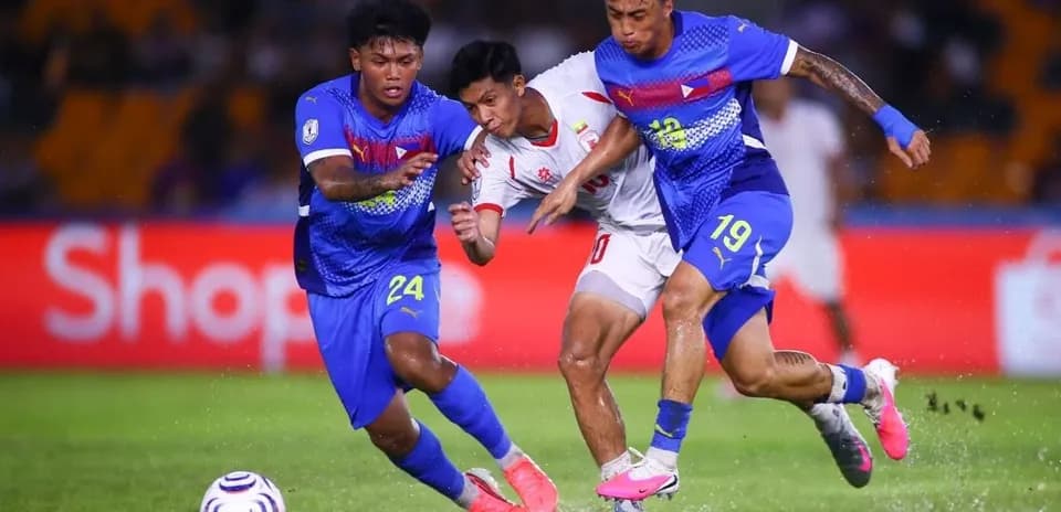 Dos jugadores persiguiendo a un oponente en el campo
