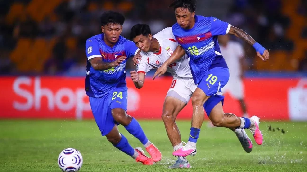 Dos jugadores persiguiendo a un oponente en el campo