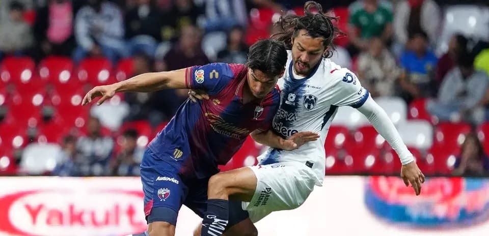 Jugadores de Atlante y Monterrey en acción