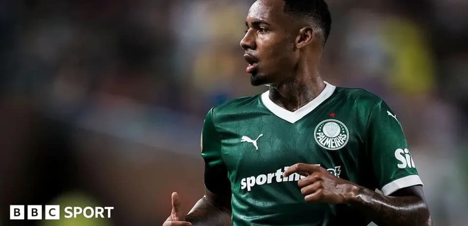 Jugador de Palmeiras en acción durante el partido