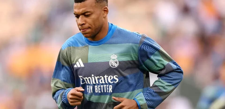 Jugador calentando con camiseta de Real Madrid