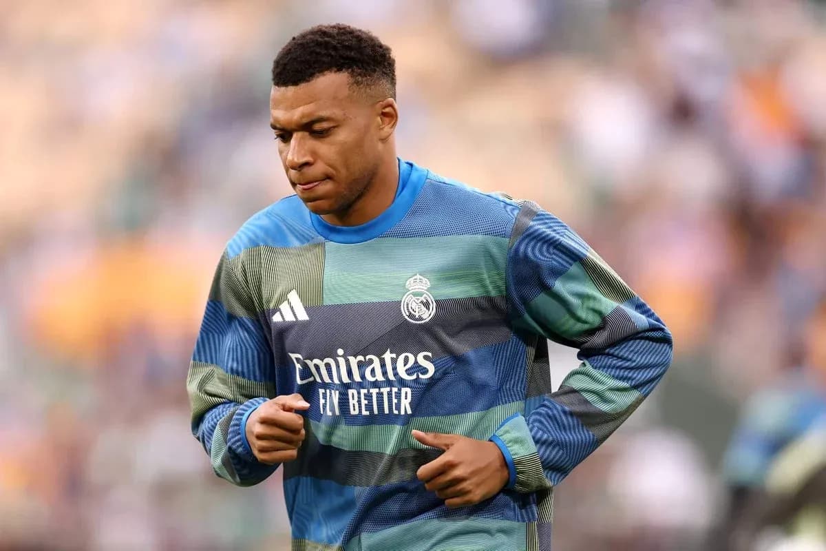 Jugador calentando con camiseta de Real Madrid