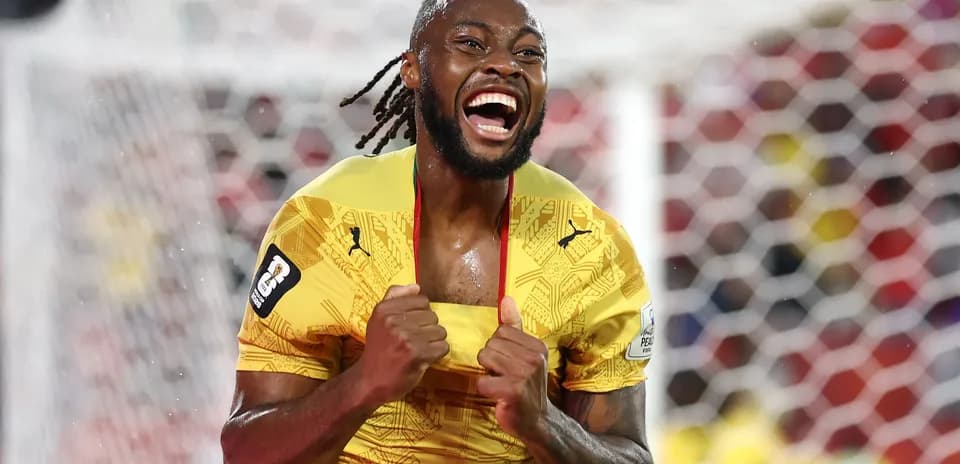 Jugador celebrando un gol en el campo de fútbol