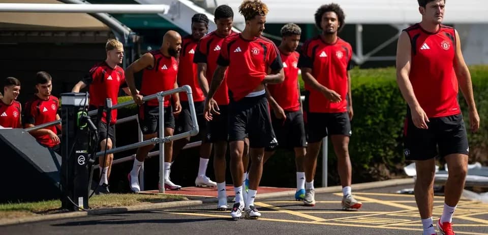 Jugadores de Manchester United saliendo de entrenamiento