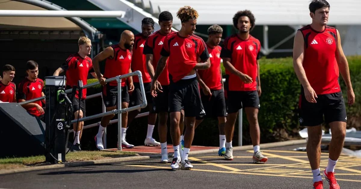 Jugadores de Manchester United saliendo de entrenamiento