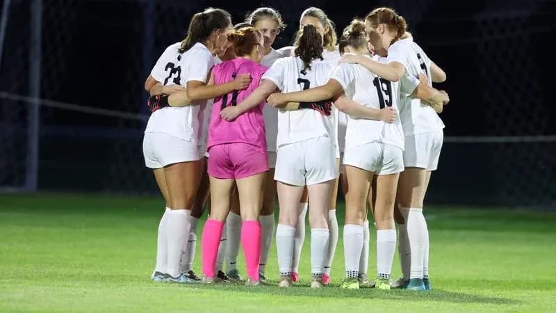 Equipo femenino de fútbol en reunión antes del partido