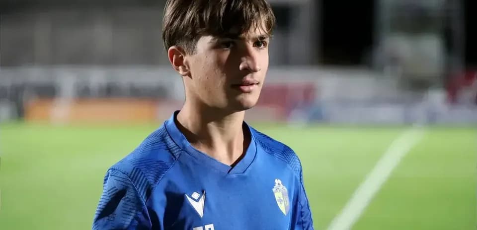 Jugador con camiseta azul en campo de fútbol