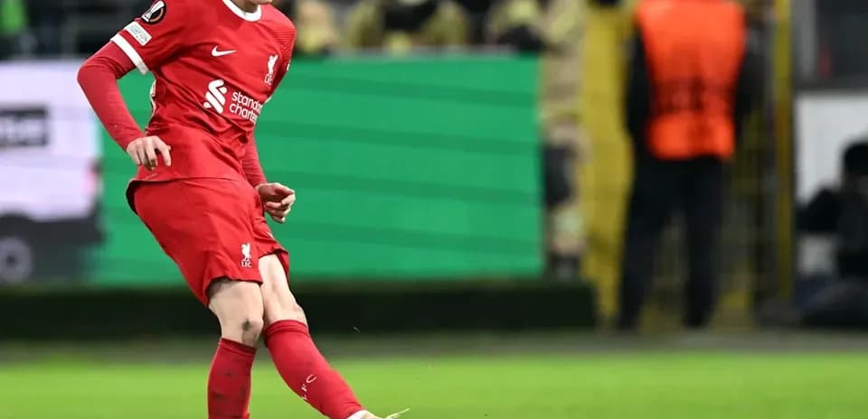 Jugador de Liverpool pateando el balón en el campo