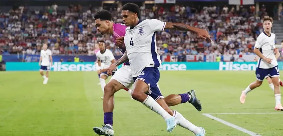 Jugadores de Inglaterra luchando por el balón en partido