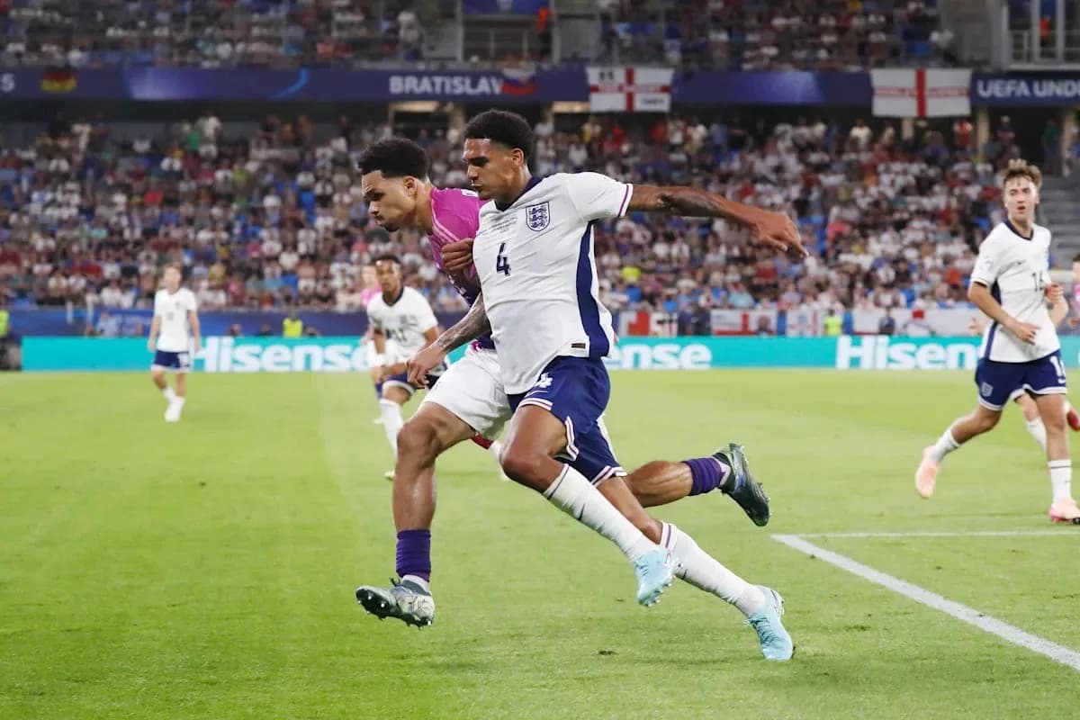 Jugadores de Inglaterra luchando por el balón en partido