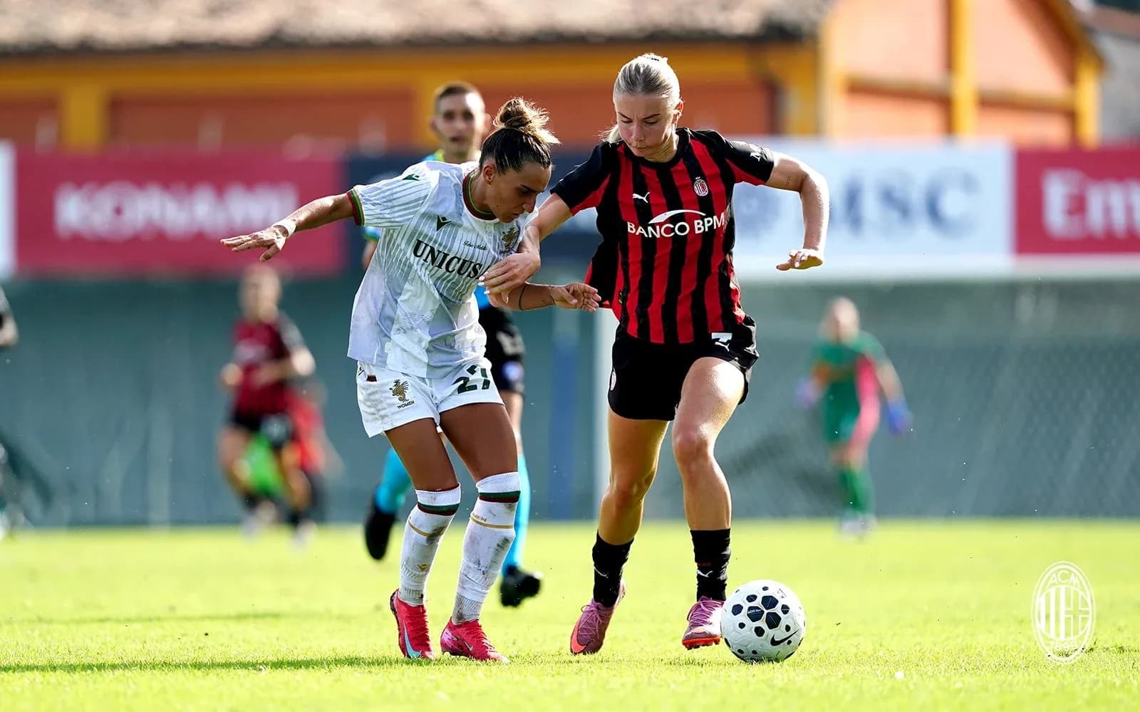 Jugadora de Ternana W luchando por el balón Jugadora de Ternana W luchando por el balón