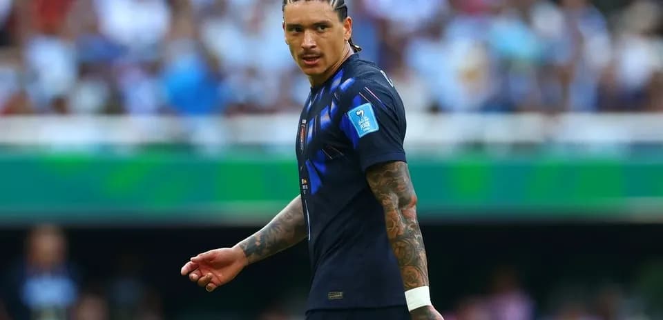 Jugador en el campo durante un partido de fútbol