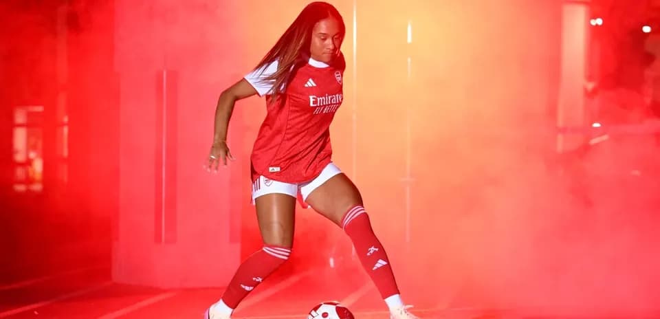 Jugadora de fútbol de Arsenal en ambiente de humo rojo