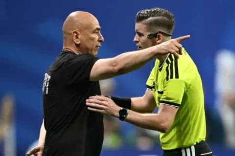 Entrenador discutiendo con árbitro durante partido