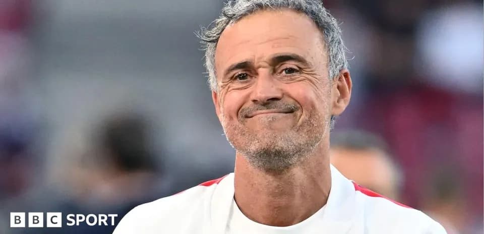 Entrenador sonriendo en el estadio durante partido