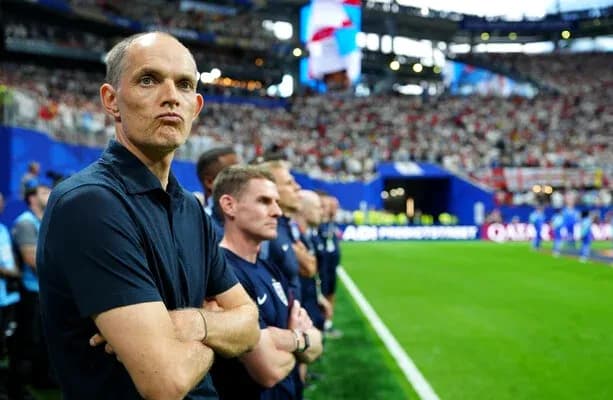 Entrenador observando desde la línea de banda