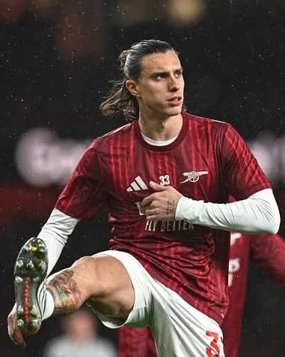 Jugador de Arsenal en acción durante el partido
