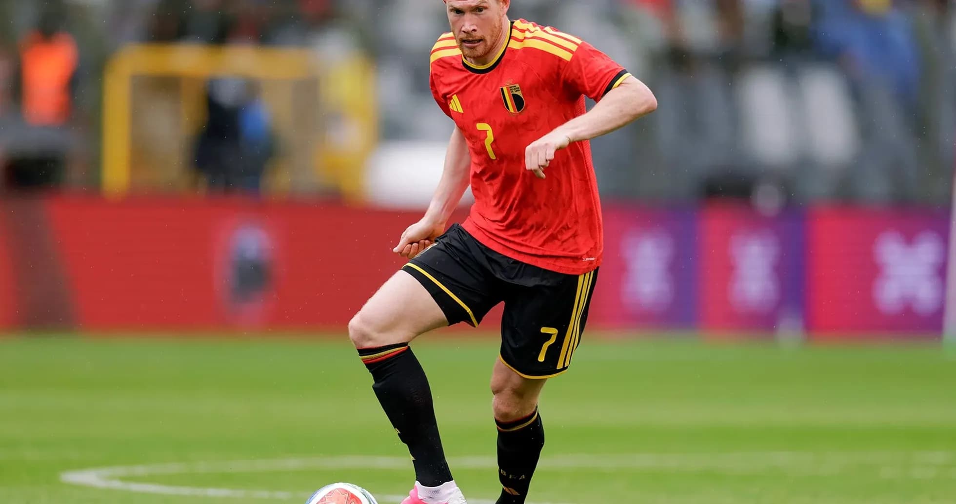 Jugador belga controlando el balón en el campo