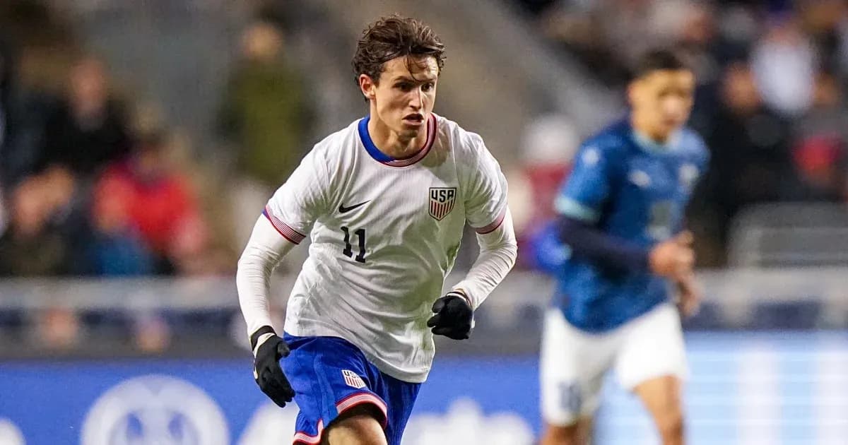 Jugador de Estados Unidos corriendo con el balón