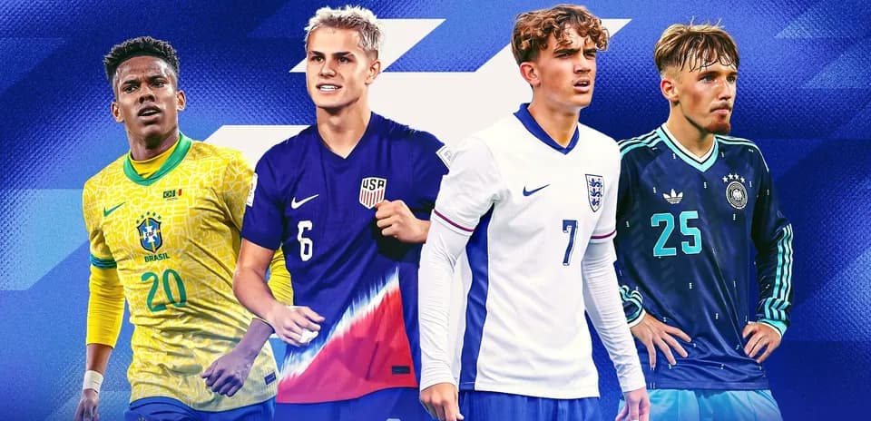 Cuatro jugadores de fútbol en uniforme de selección