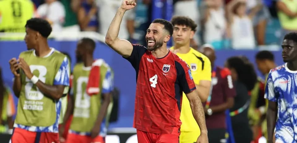 Jugador celebrando con el puño en alto tras partido