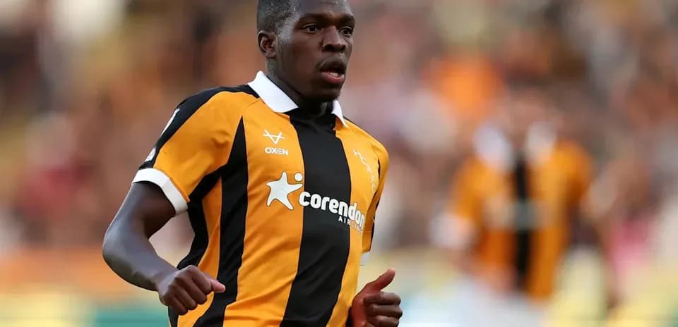 Jugador corriendo en campo con camiseta a rayas