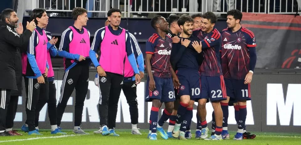 Jugadores celebrando un gol en el partido