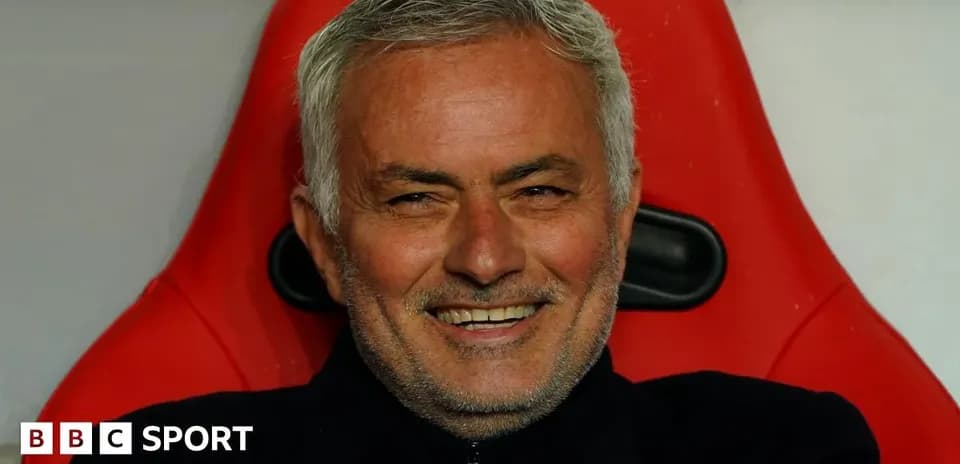 Entrenador sonriente sentado en el banquillo