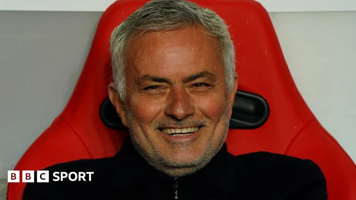 Entrenador sonriente sentado en el banquillo