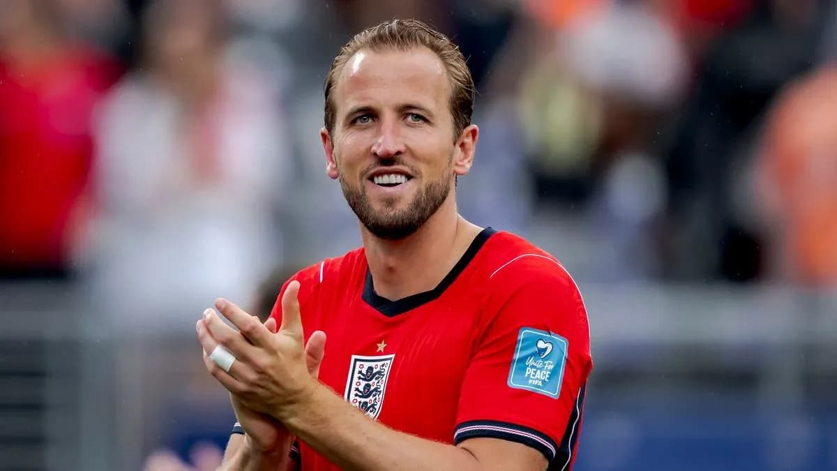 Jugador aplaudiendo con camiseta roja de Inglaterra