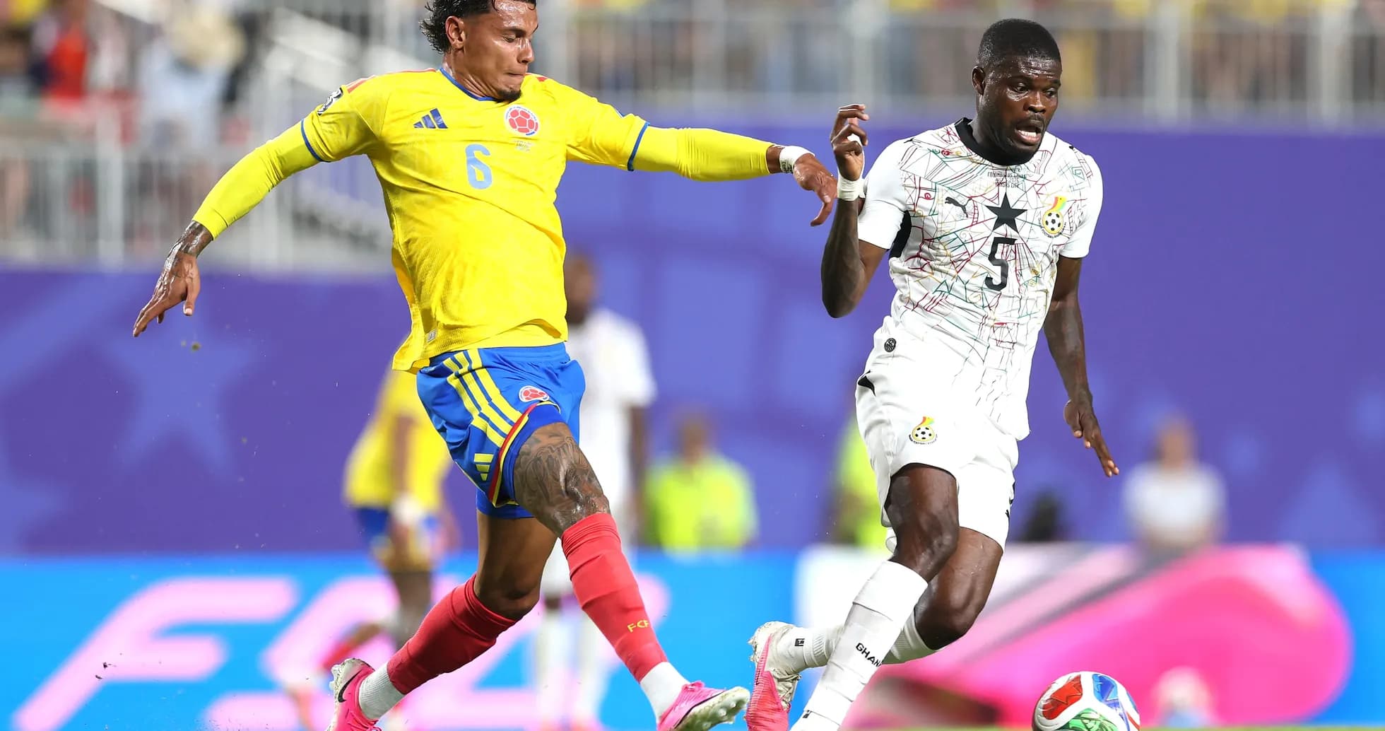 Jugador colombiano luchando por el balón contra Ghana