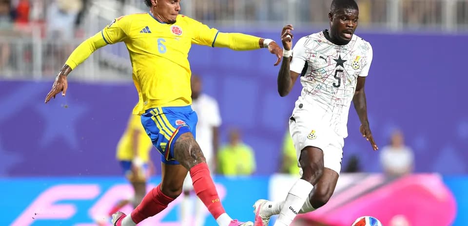Jugador colombiano luchando por el balón contra Ghana