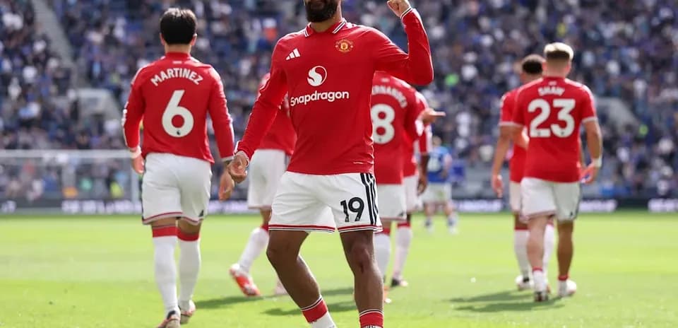 Jugador de Manchester United celebra en el campo