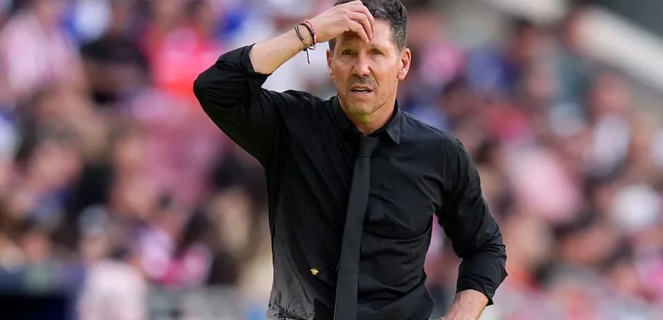 Entrenador preocupado durante un partido de fútbol
