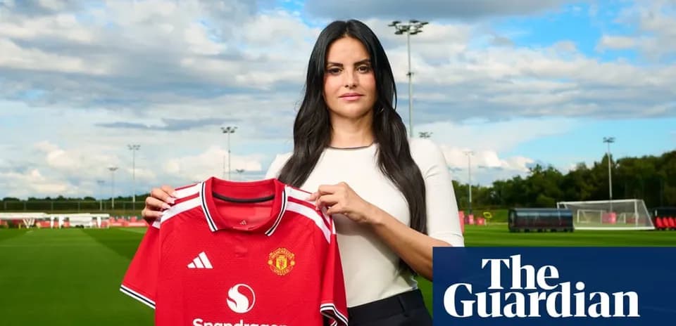 Mujer sosteniendo camiseta del Manchester United en campo
