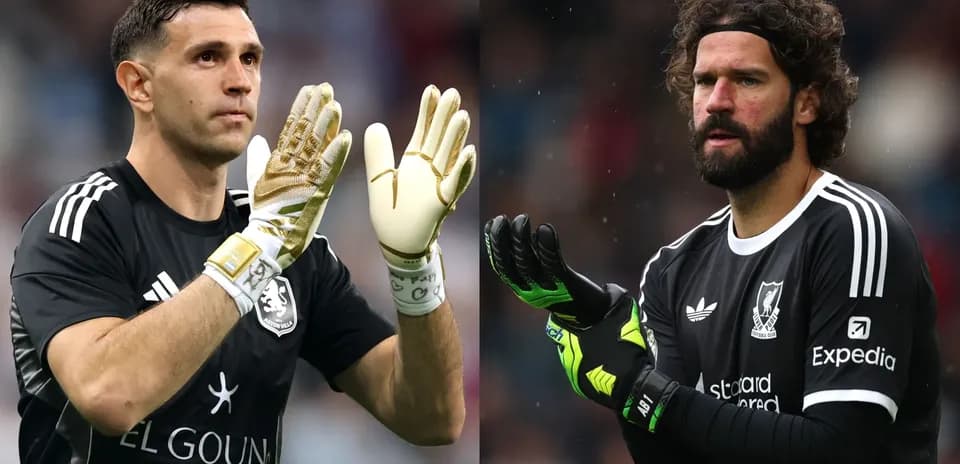 Dos porteros aplaudiendo durante un partido