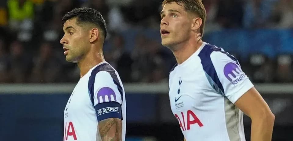 Dos jugadores de Tottenham en el campo durante el partido