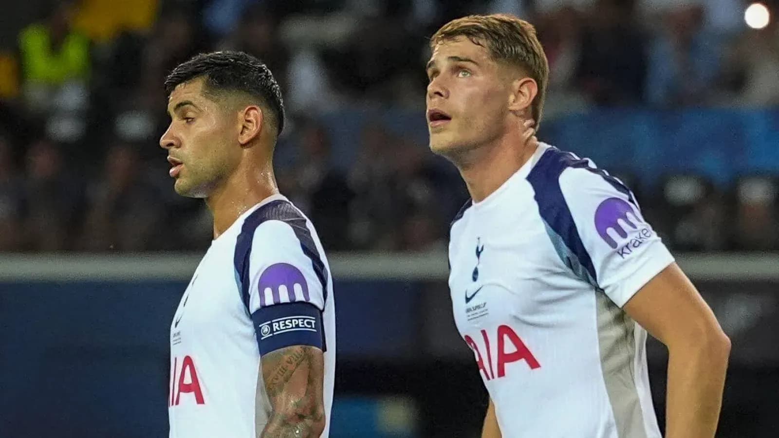 Dos jugadores de Tottenham en el campo durante el partido