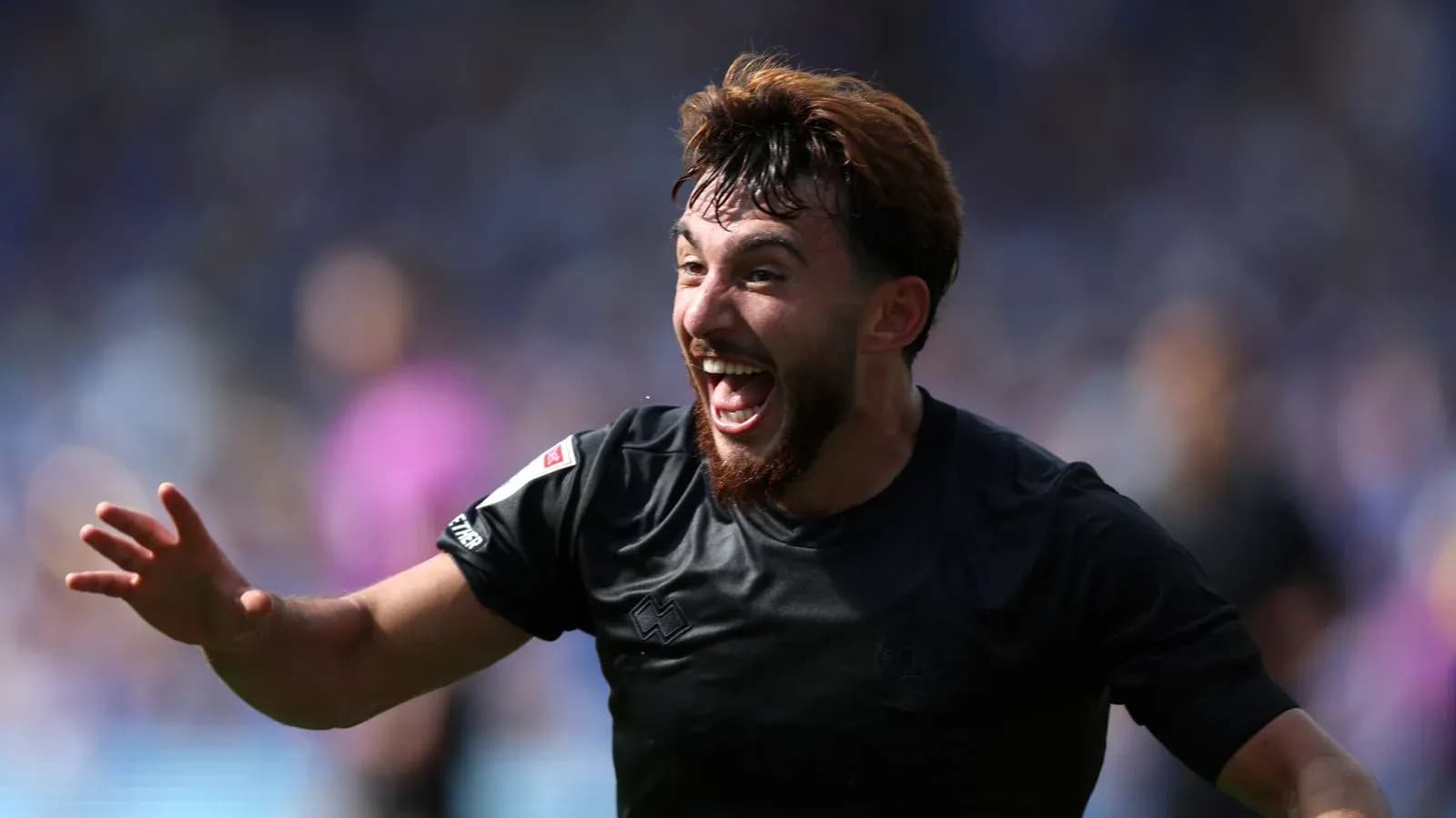 Jugador celebrando un gol durante el partido