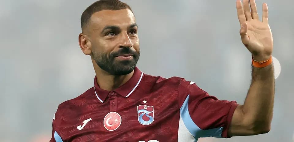 Jugador saludando con la mano en el campo