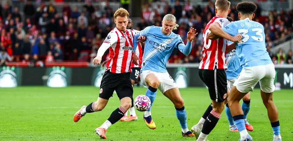 Jugadores de Manchester City y Brentford en acción