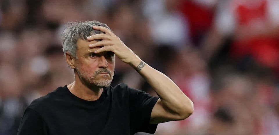 Entrenador preocupado durante el partido en el estadio