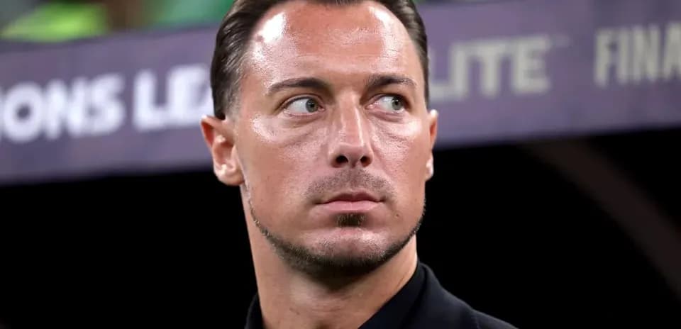 Entrenador en el banquillo durante el partido