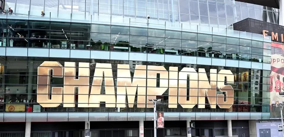 Edificio del estadio con la palabra 'CHAMPIONS'