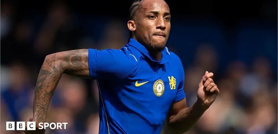 Jugador corriendo en camiseta de Chelsea durante entrenamiento
