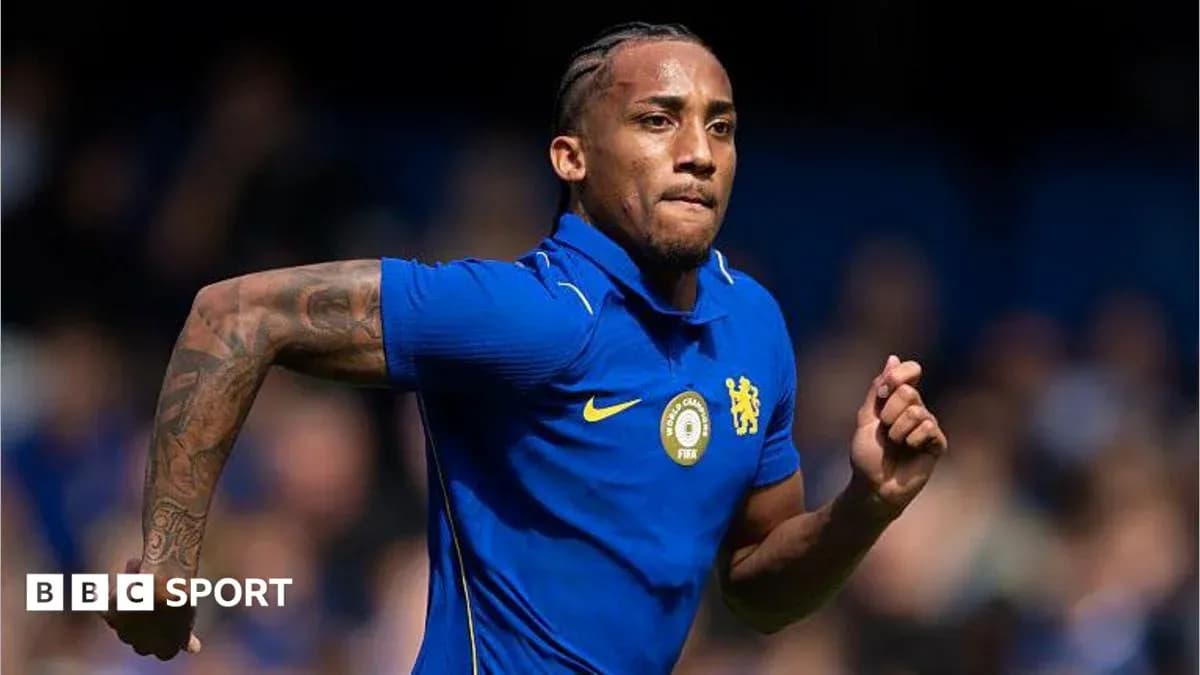 Jugador corriendo en camiseta de Chelsea durante entrenamiento