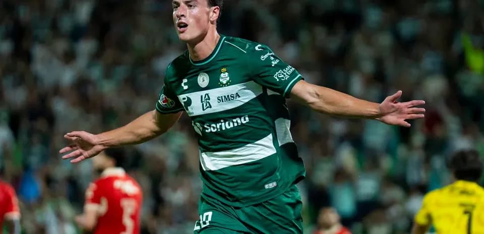 Jugador de Santos Laguna celebra un gol